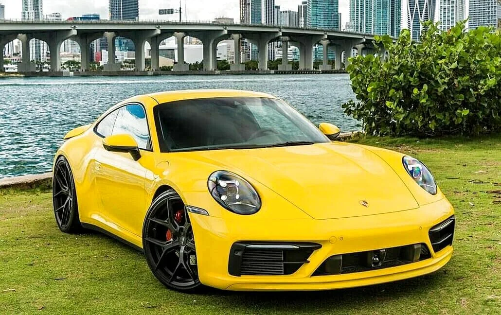 Porsche 911 Yellow 2022 — photograph 1 of 5