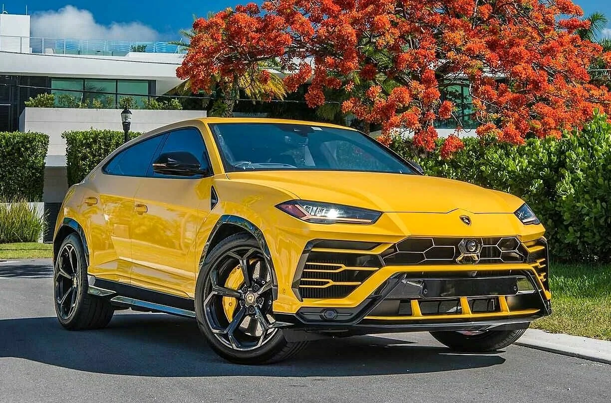 Lamborghini URUS 2019 Yellow — photograph 1 of 9