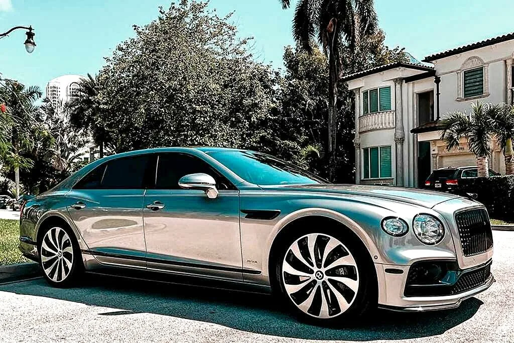 Bentley Flying Spur 2022 — photograph 1 of 7
