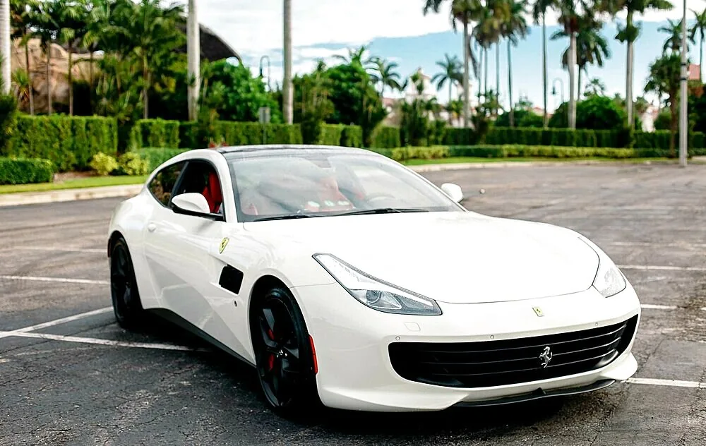 Ferrari GTC4 Lusso T — photograph 1 of 5