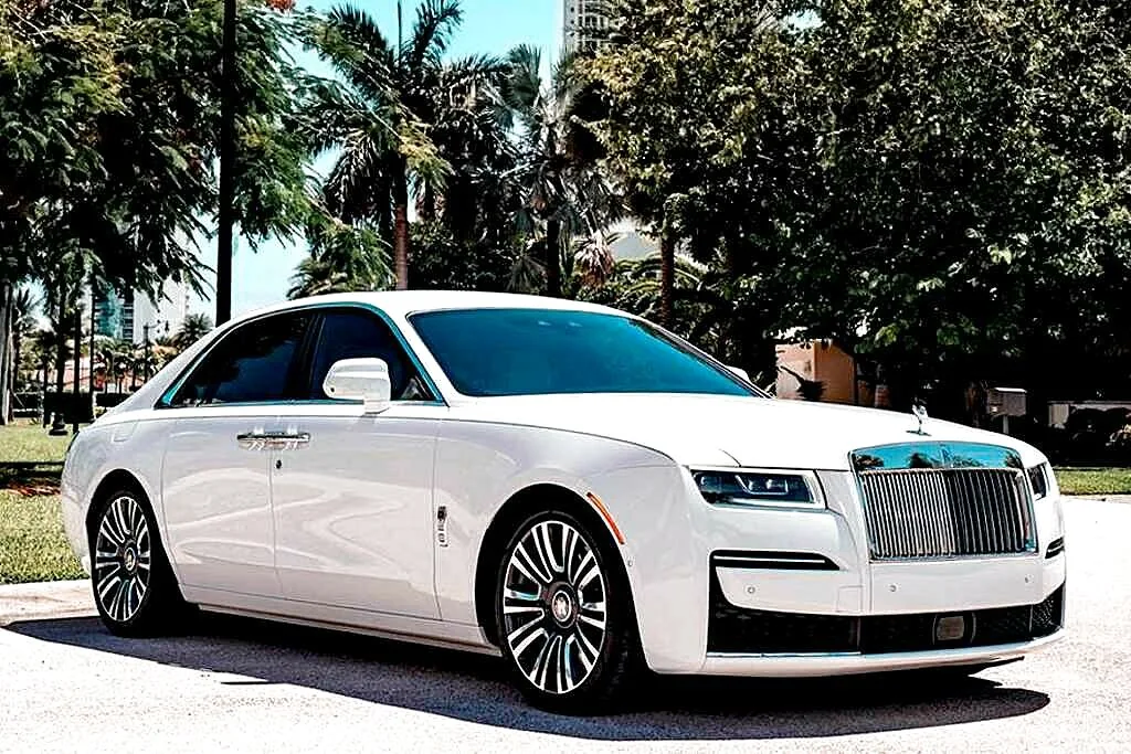 Rolls-Royce Ghost 2022 — photograph 1 of 10