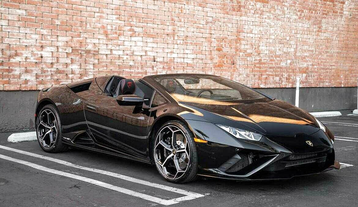 Rent Lamborghini Huracan EVO in Los Angeles 1