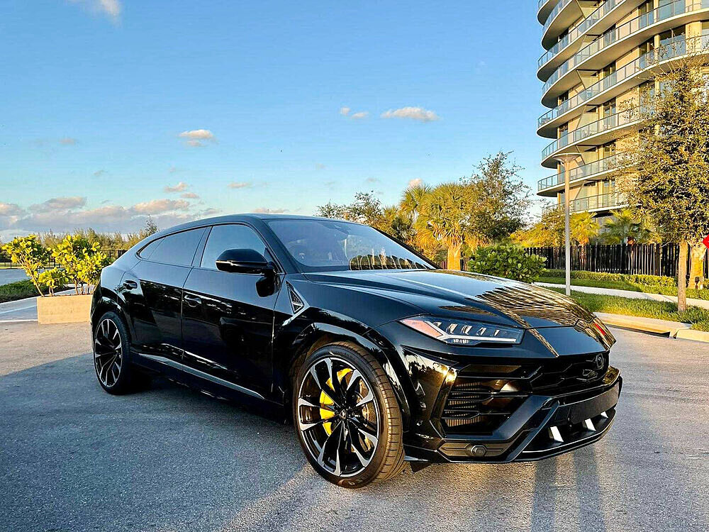 Rent Lamborghini Urus Black in Los Angeles 1