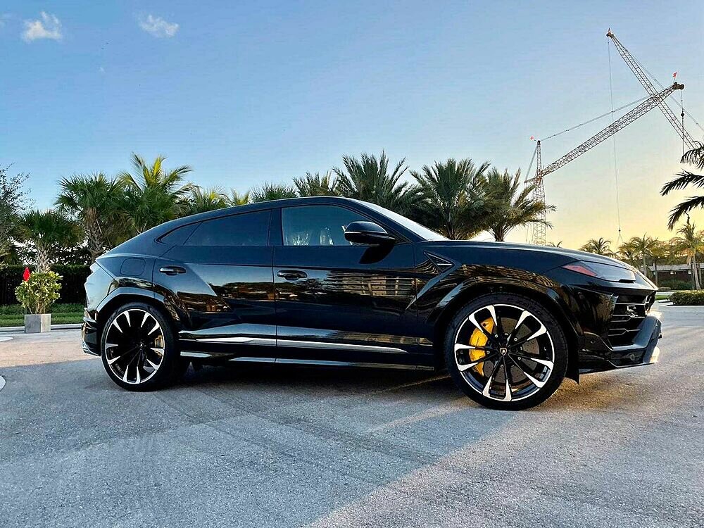 Rent Lamborghini Urus Black in Los Angeles 2